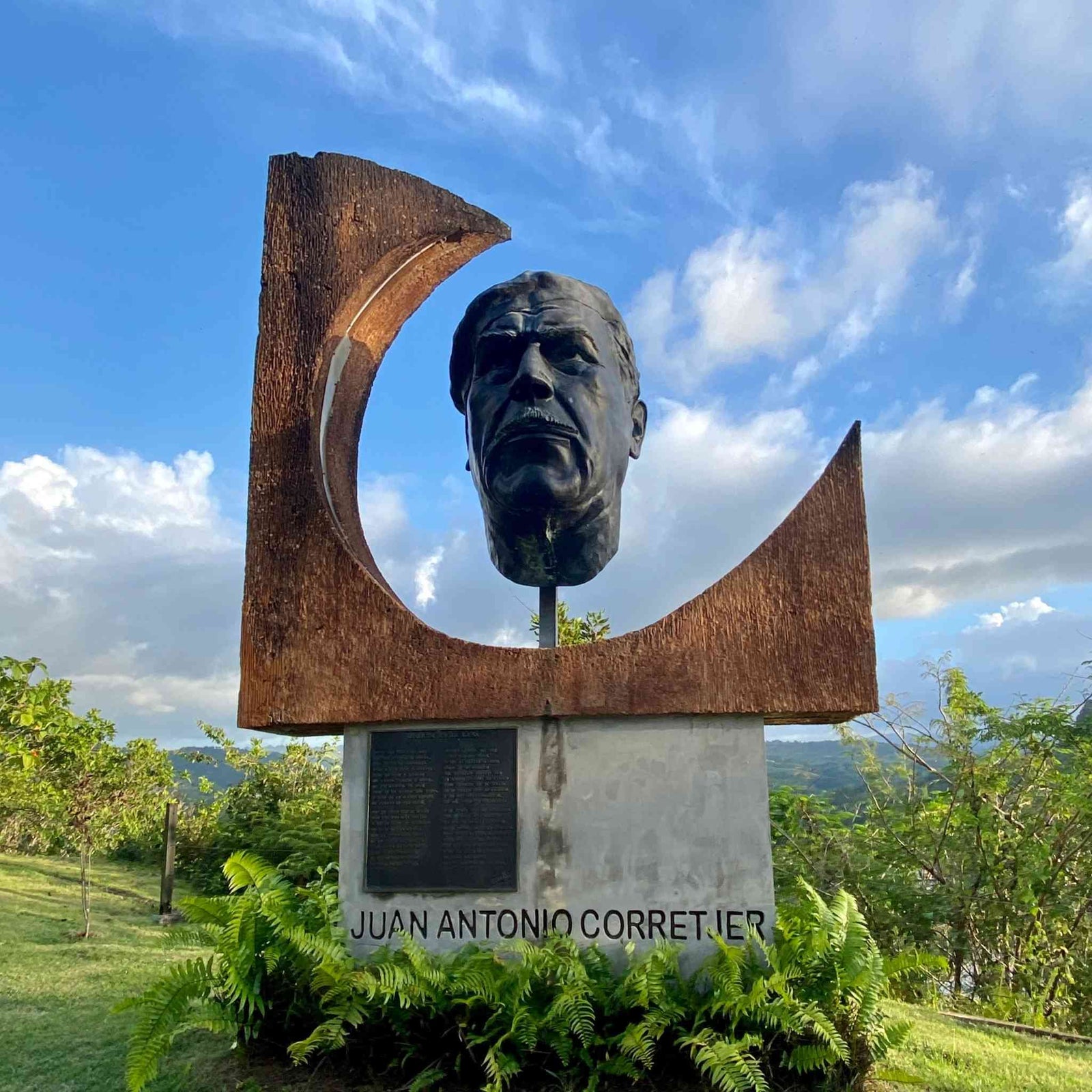 Busto del poeta Juan Antonio Corretjer.