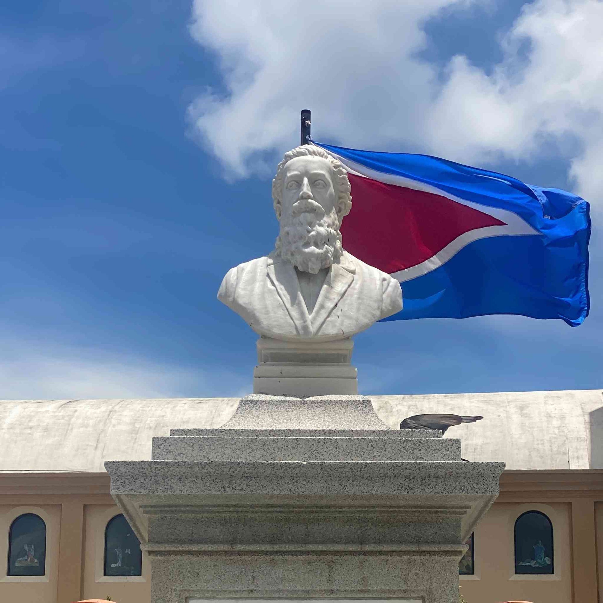 Busto de Ramon Emeterio Betances en la plaza de Cabo Rojo.