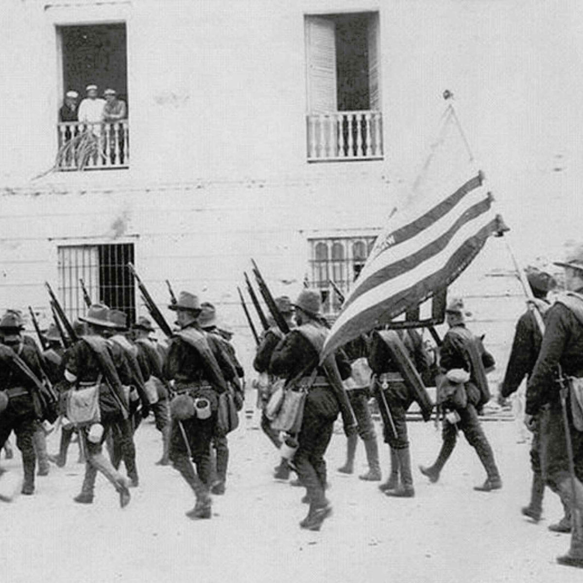 Tropas de Estados Unidos marchando durante la Guerra Hispanoamericana.